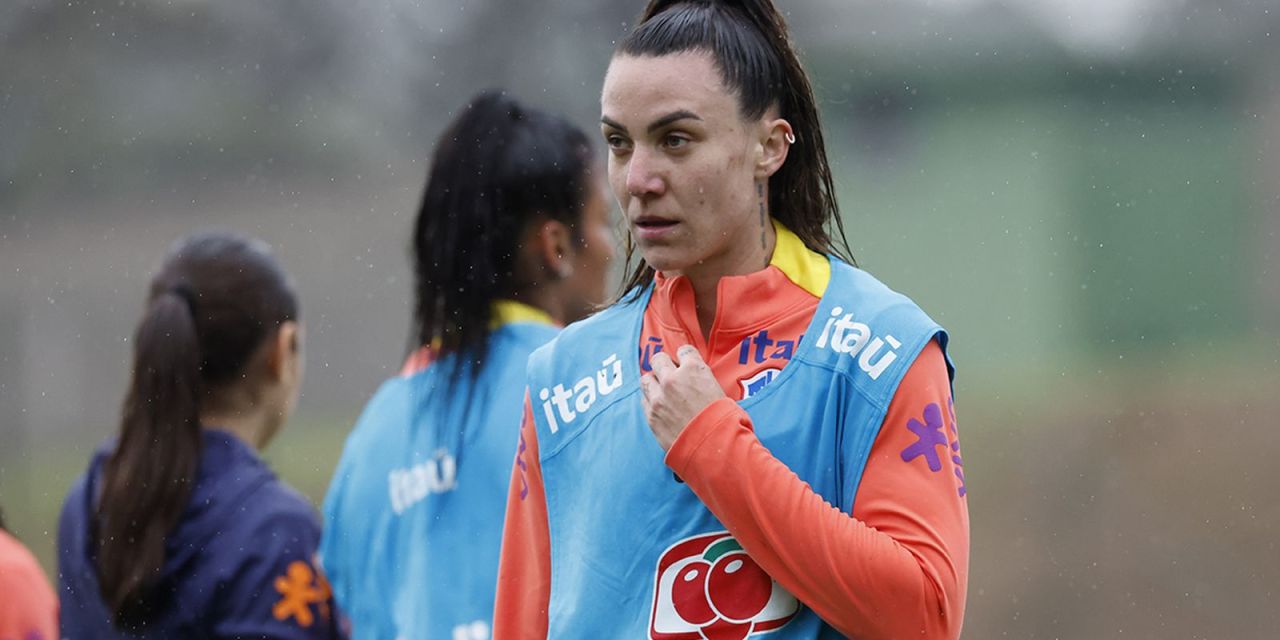 Paloma Maciel durante treino com a seleção feminina