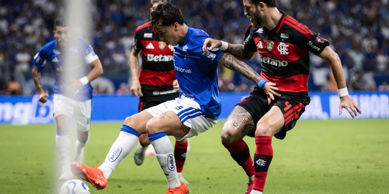 Jogadores de Cruzeiro e Flamengo disputam bola no Mineirão
