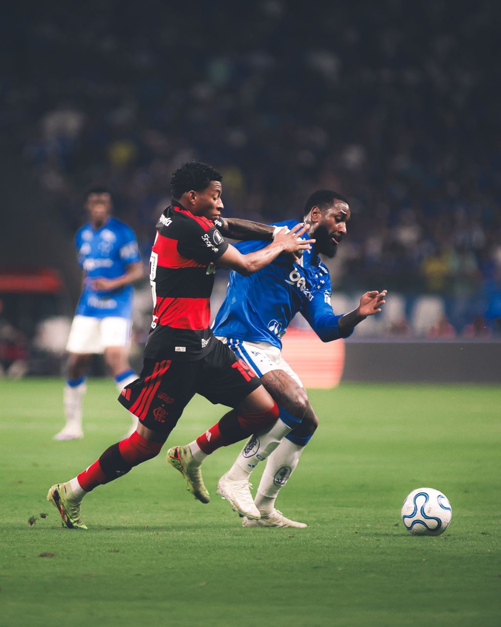 Gerson disputa bola com Plata