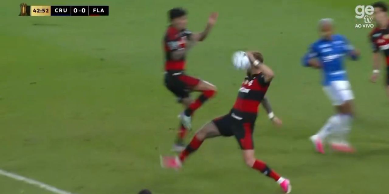 Léo Pereira com a mão tocando a bola durante lance contestado