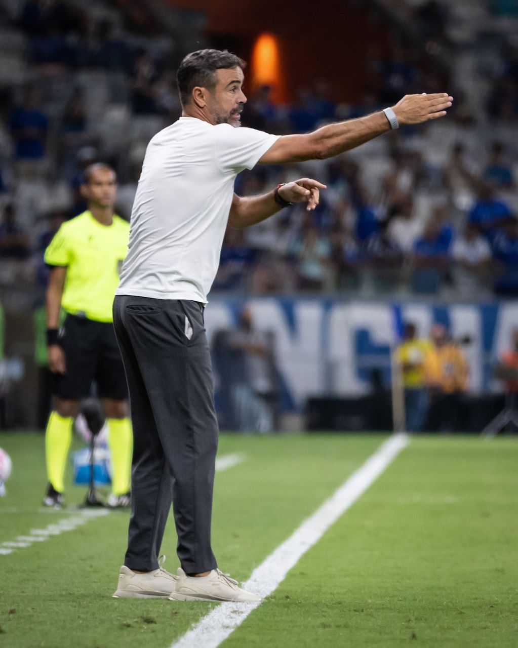 Artur Jorge durante coletiva após Cruzeiro vencer o São Paulo