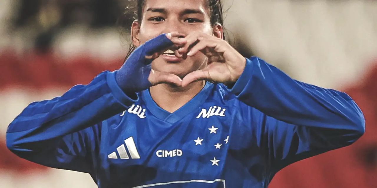 Jogadora do Cruzeiro comemorando gol em Quito