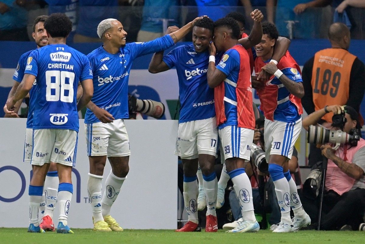 Sinisterra comemora gol do Cruzeiro no Mineirão