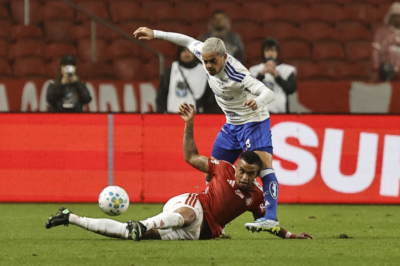Fagner faz assistência na vitória do Cruzeiro