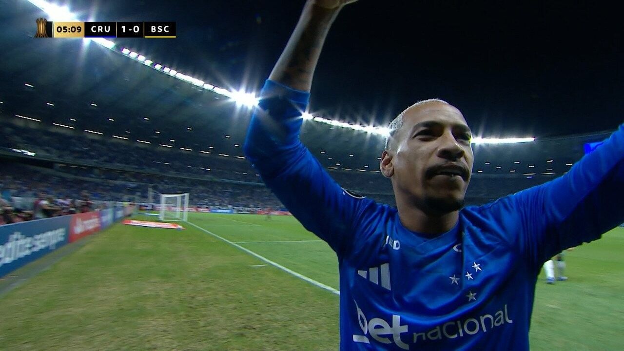 Jogadores do Cruzeiro vestindo a nova camisa branca no gramado do Mineirão