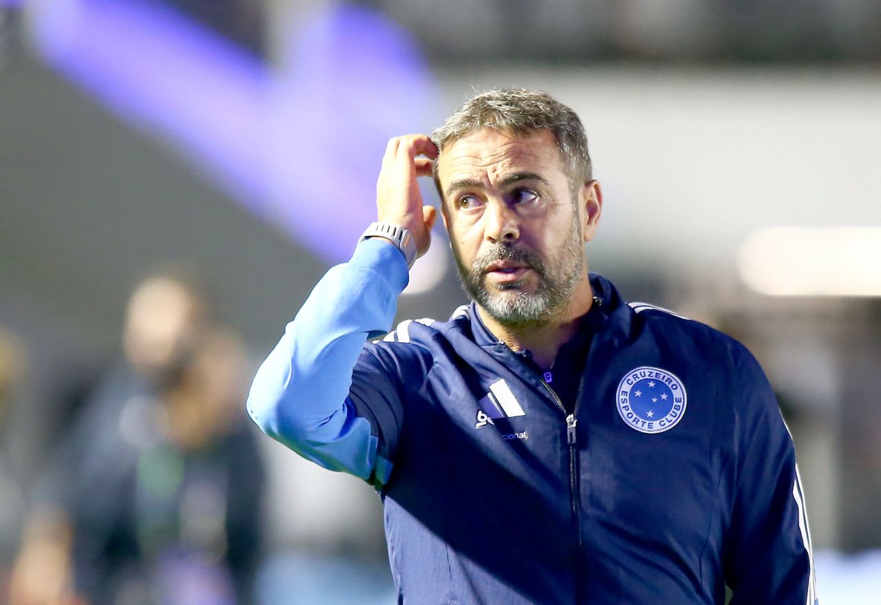 Artur Jorge observa partida entre Santos e Cruzeiro