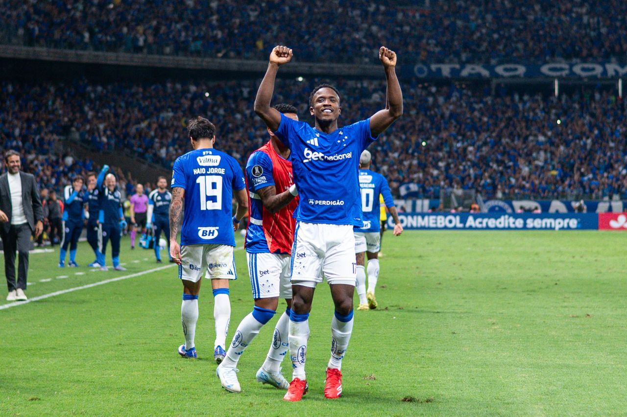 Jogadores do Cruzeiro comemorando gol contra o Barcelona de Guayaquil