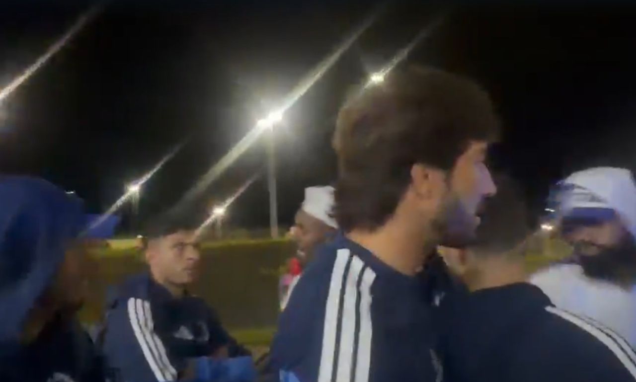 torcedores cobrando jogadores no desembarque em Confins