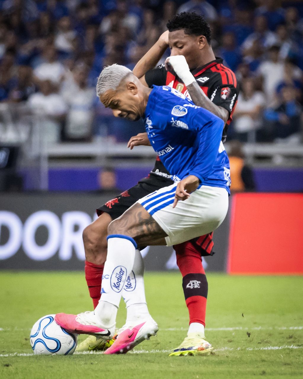Matheus Pereira reclama com a arbitragem durante jogo no Mineirão