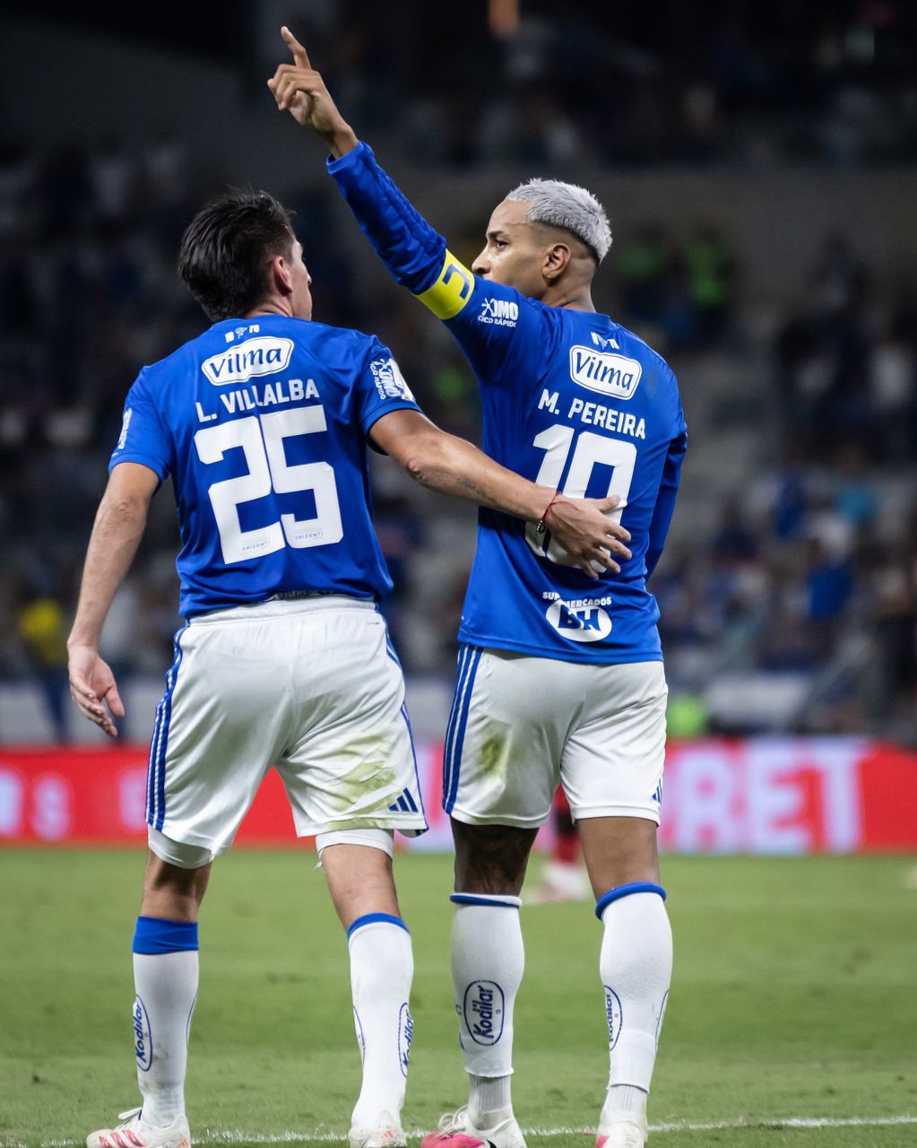 Jogadores do Cruzeiro comemorando gol decisivo contra o Flamengo