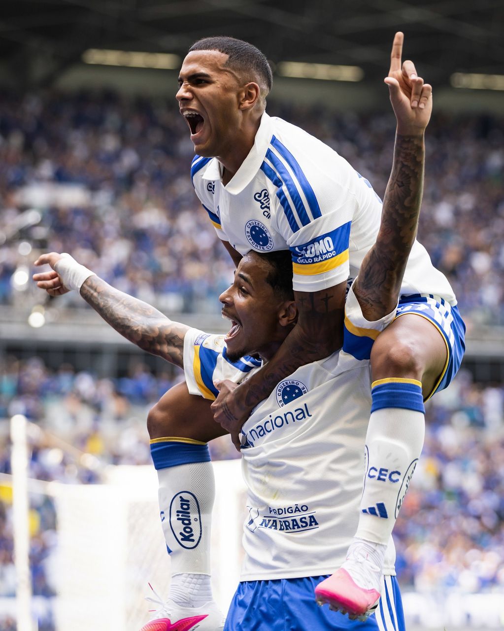 Wesley e João Costa durante treino pelo Cruzeiro
