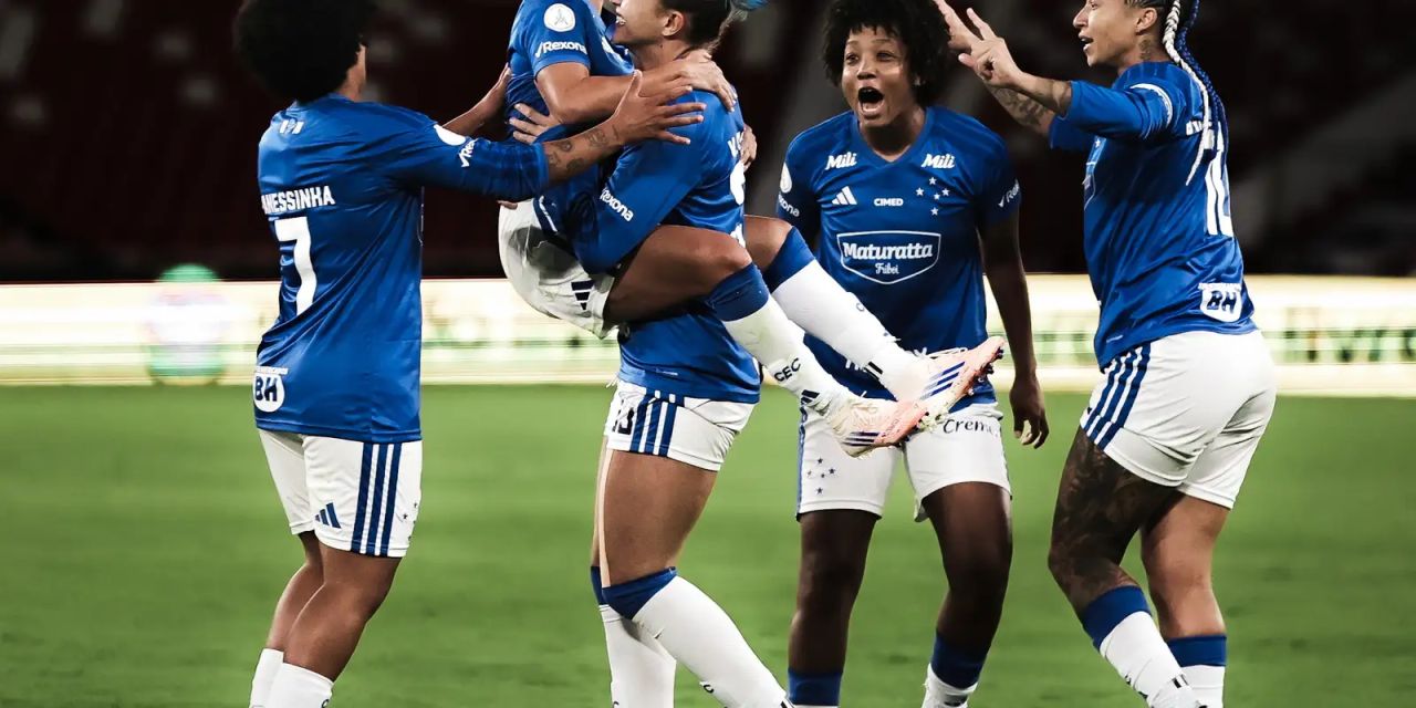 Jogadoras do Cruzeiro comemoram gol no Estádio Casa Blanca