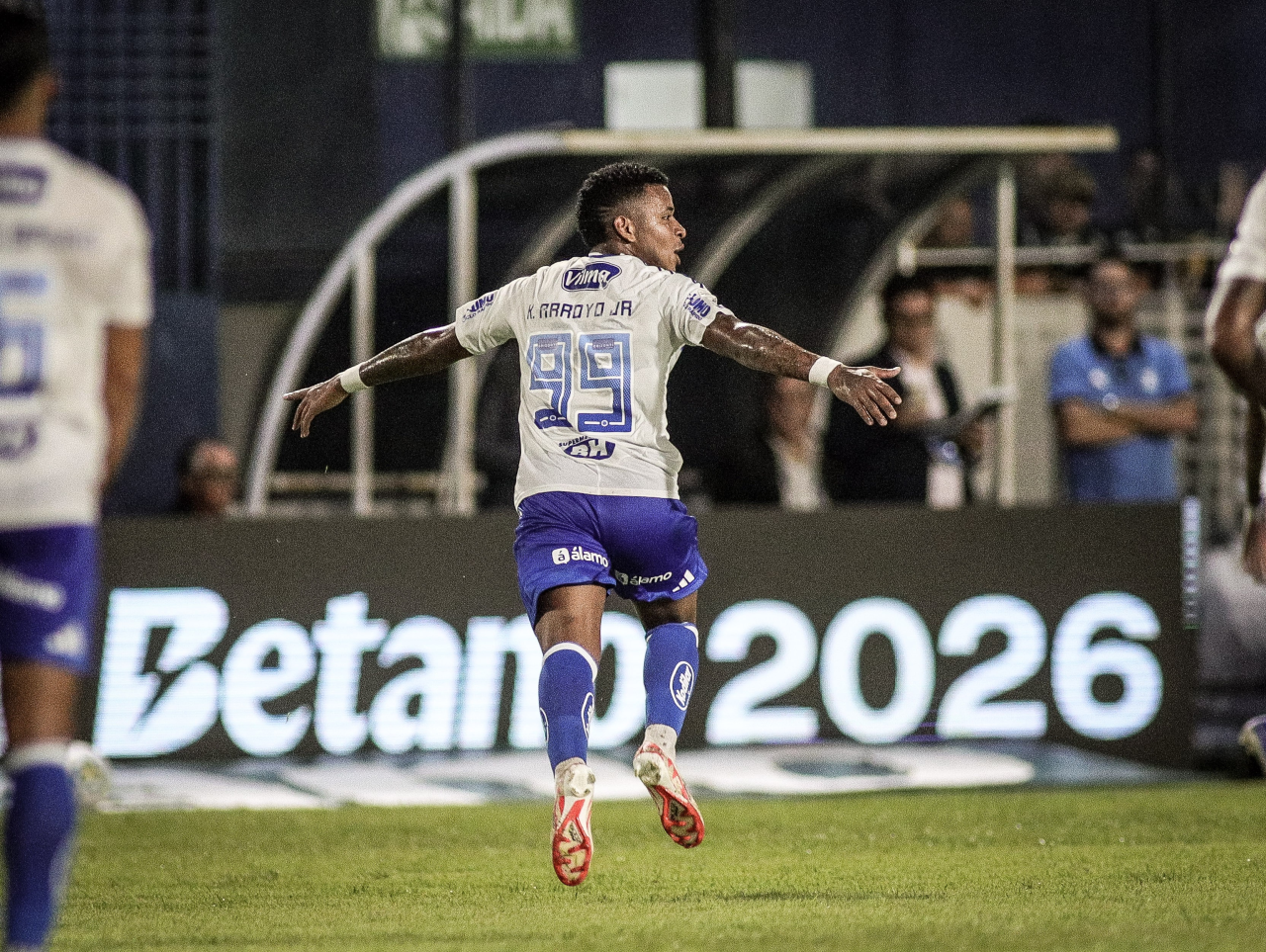 Keny Arroyo comemorando gol contra o Remo