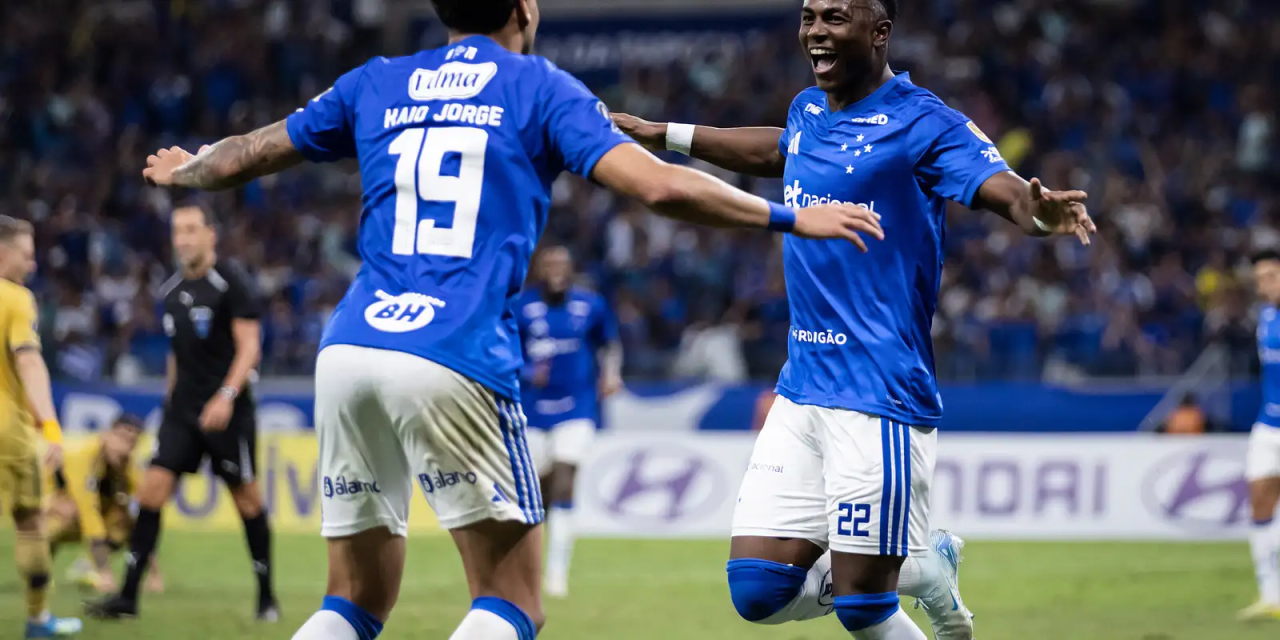 Cruzeiro comemora gol da vitória sobre o Boca no Mineirão