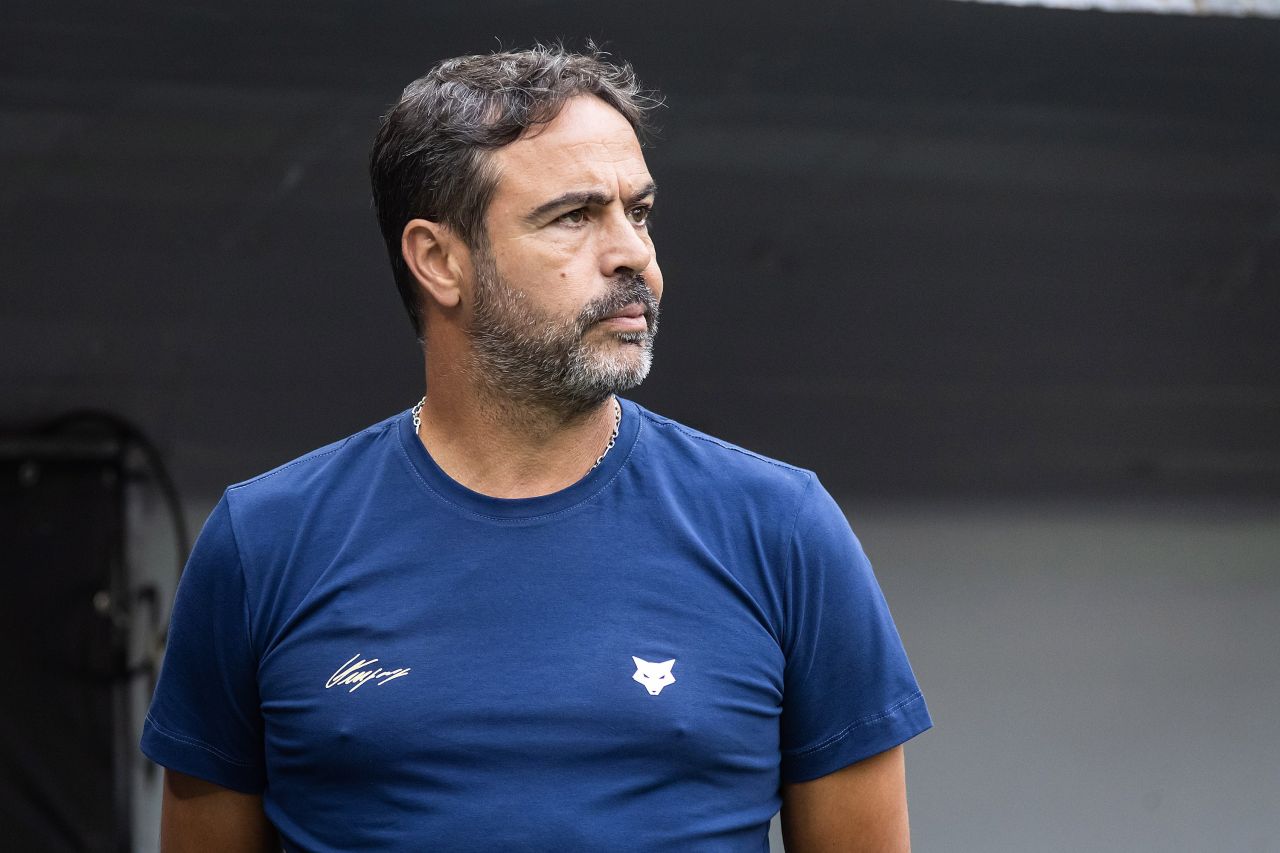 Artur Jorge observando o time durante amistoso