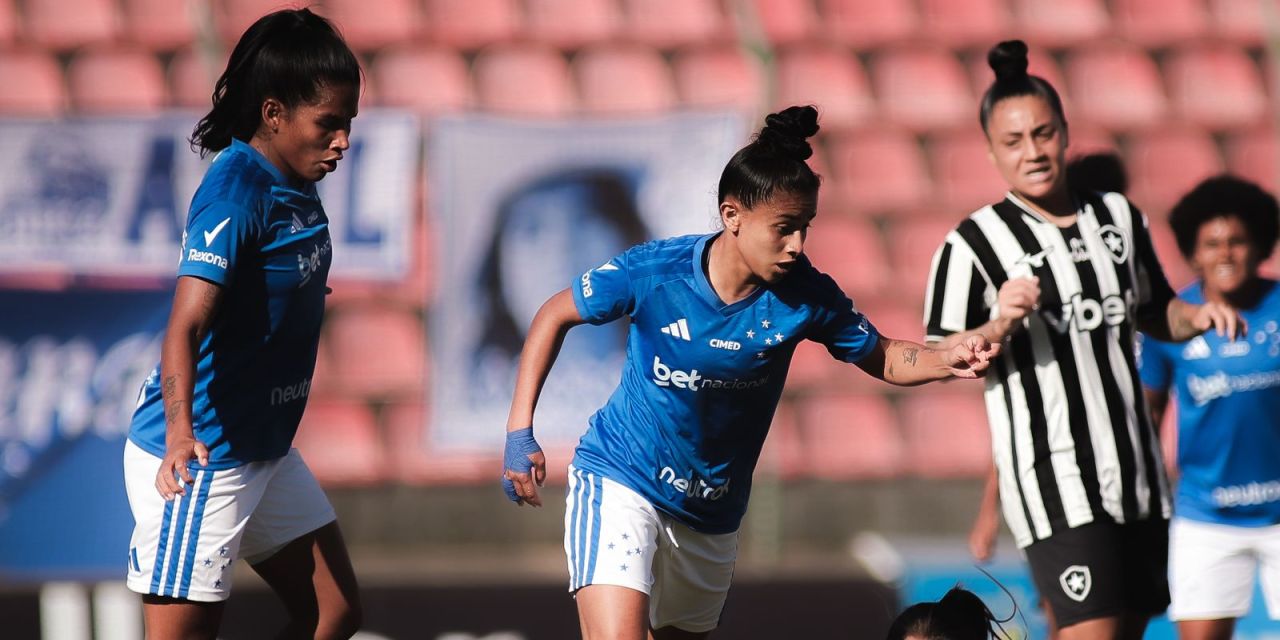 Marília comemorando gol