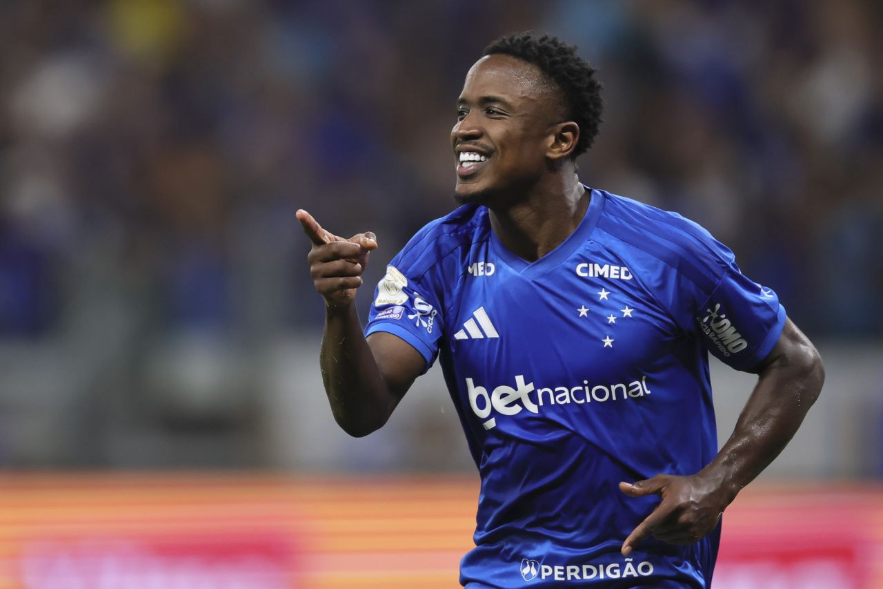 Sinisterra comemorando gol pelo Cruzeiro
