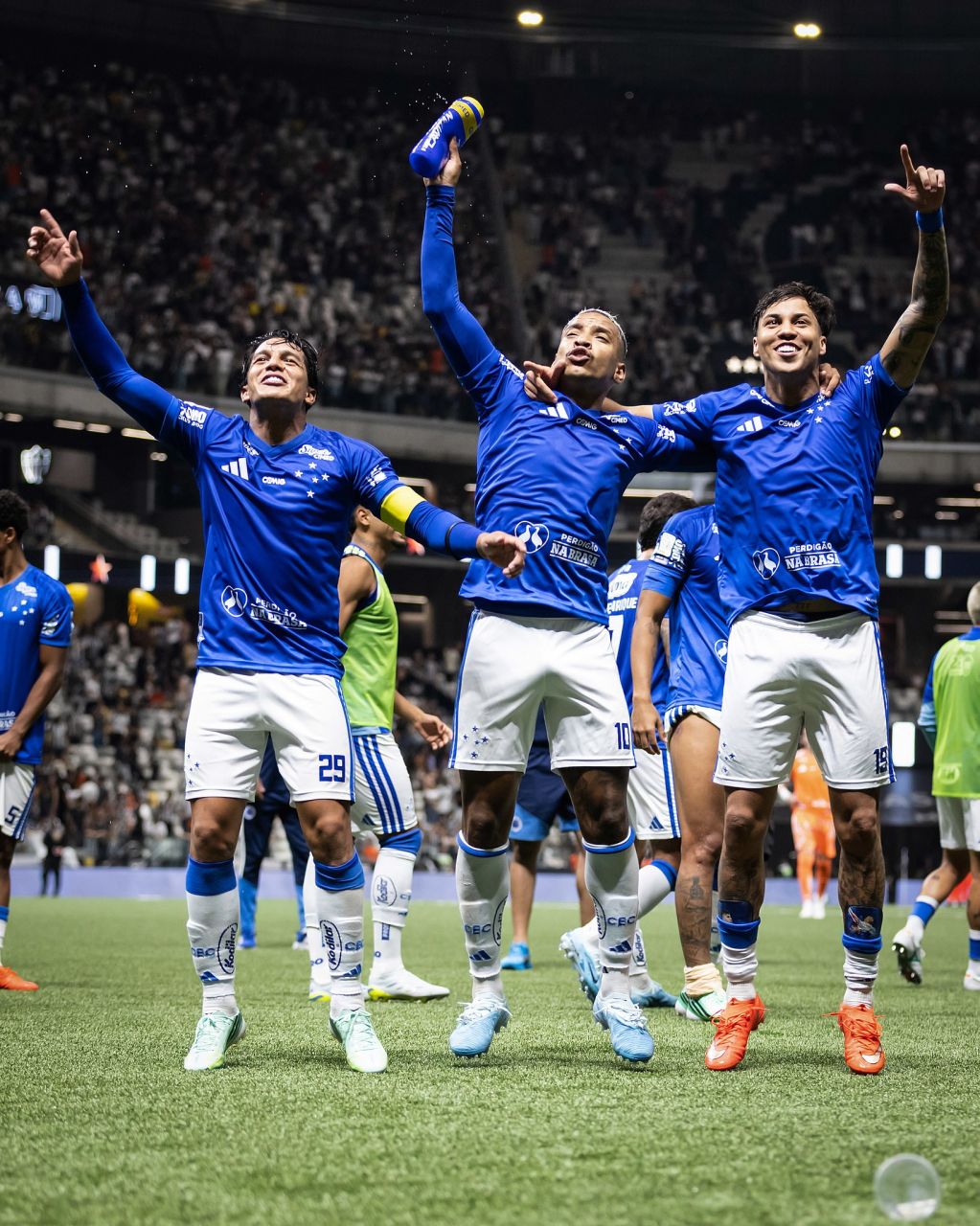 Jogadores do Cruzeiro comemoram gol na Arena MRV