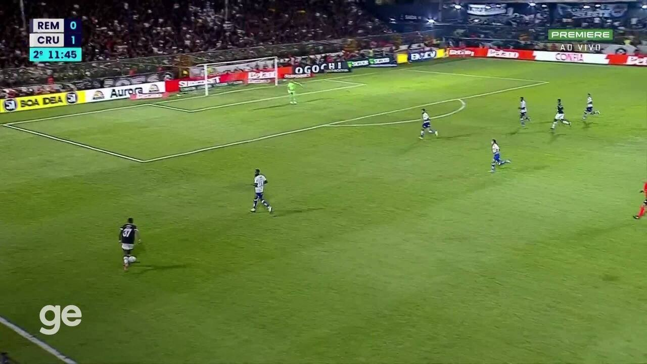 Artur Jorge e Arroyo comemoram gol do Cruzeiro