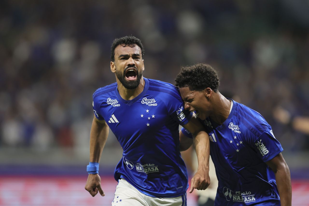 Fabrício Bruno comemora gol do Cruzeiro contra o Remo