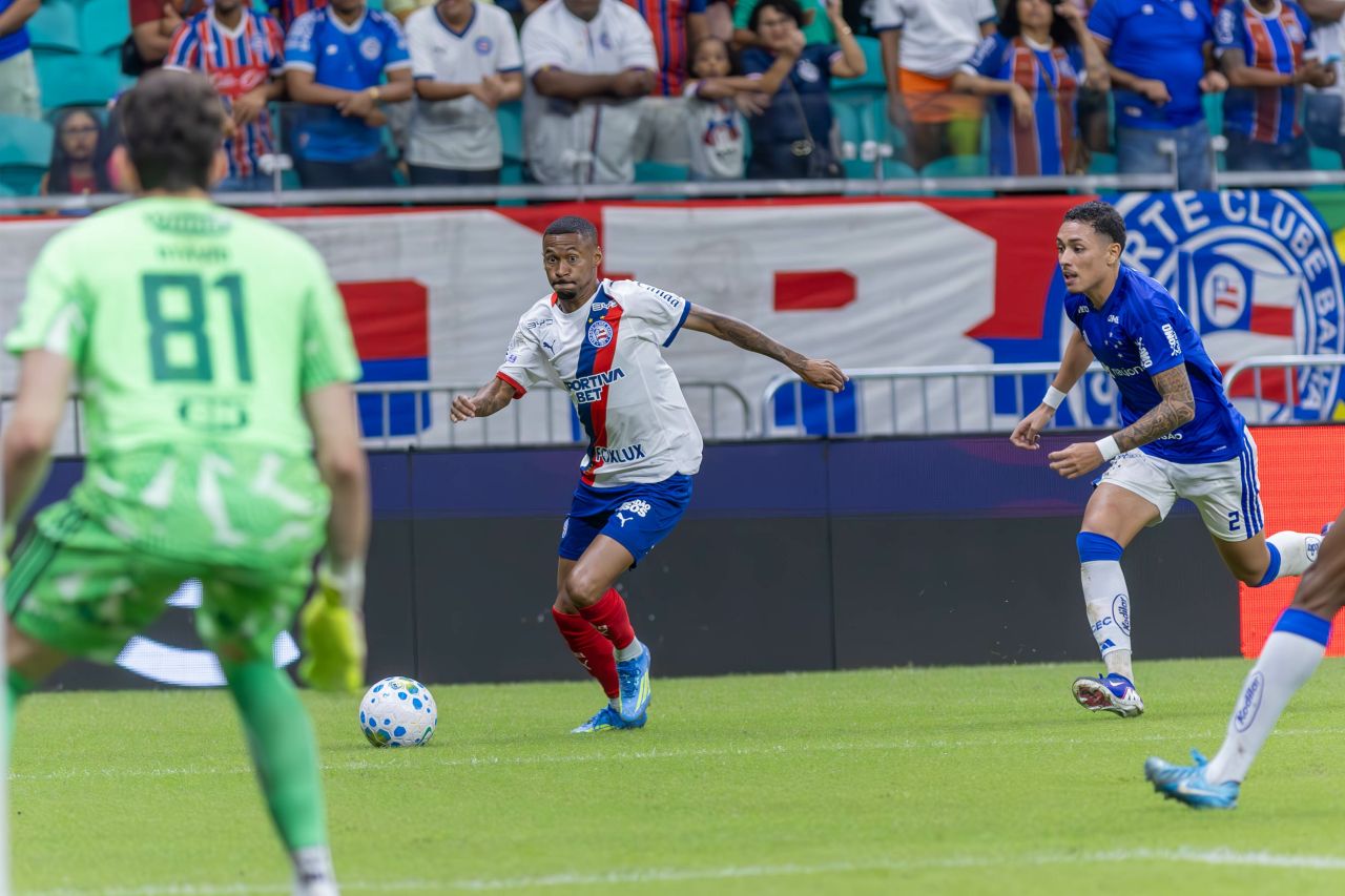 Jogadores do Cruzeiro em ação contra o Bahia