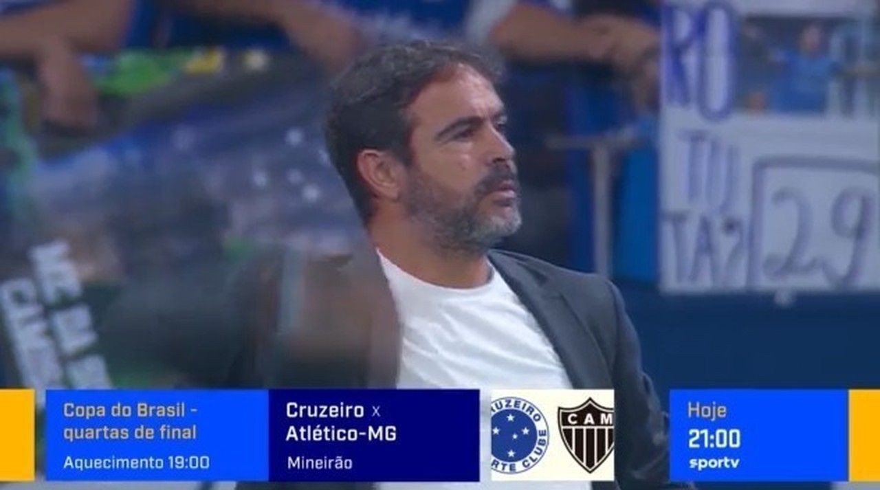 Mosaico 3D da torcida do Cruzeiro com raposas e troféus