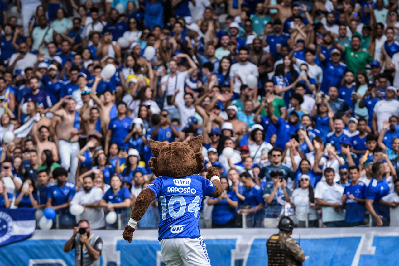 Cruzeiro e Atlético-MG disputando lance em campo