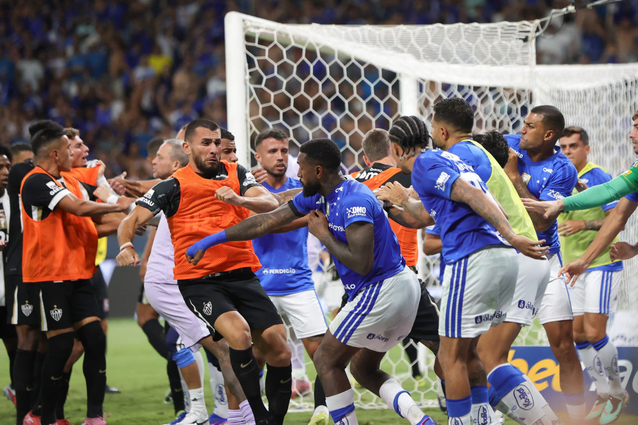 Jogadores se empurrando durante briga no campo