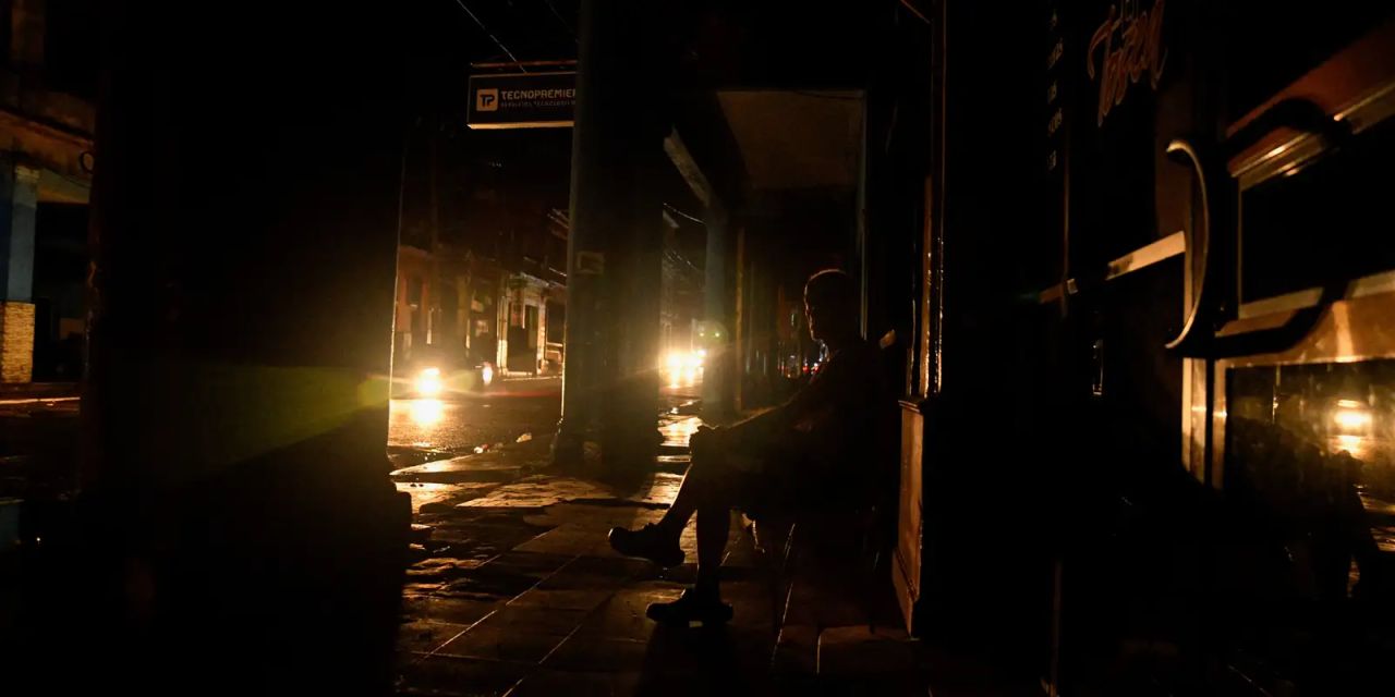 Linhas de transmissão e postes elétricos em Cuba durante apagão