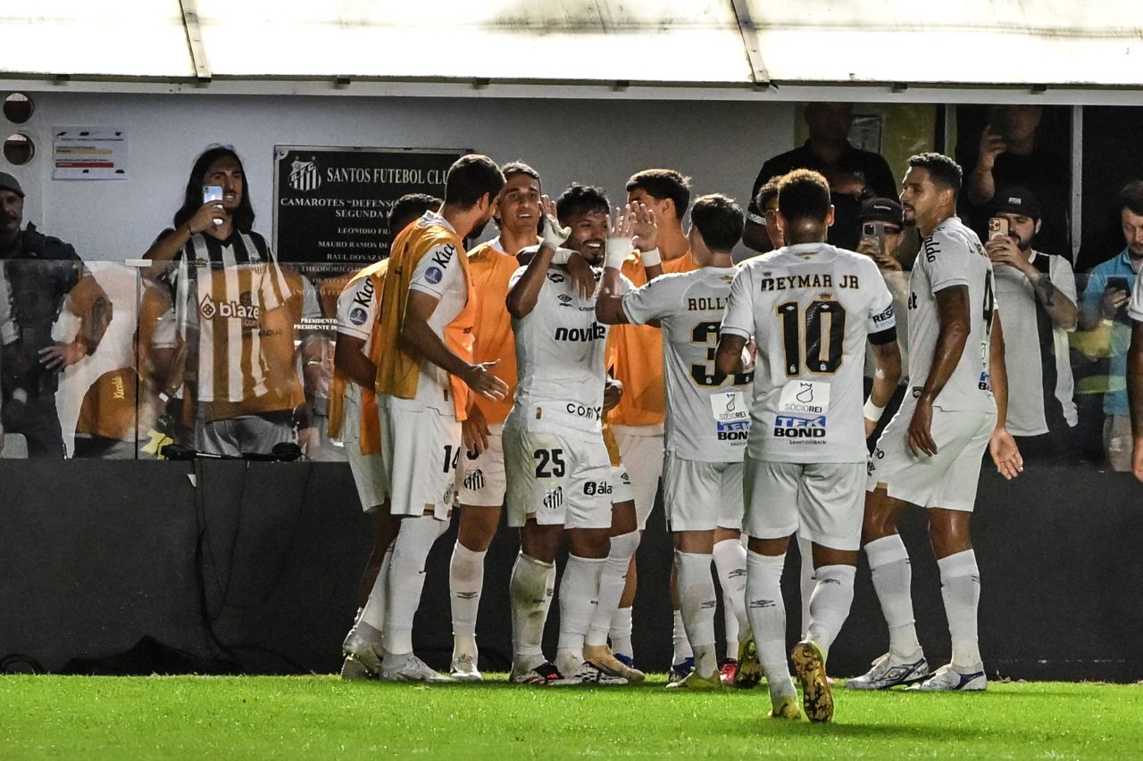 Jogadores do Santos comemoram gol na Vila Belmiro