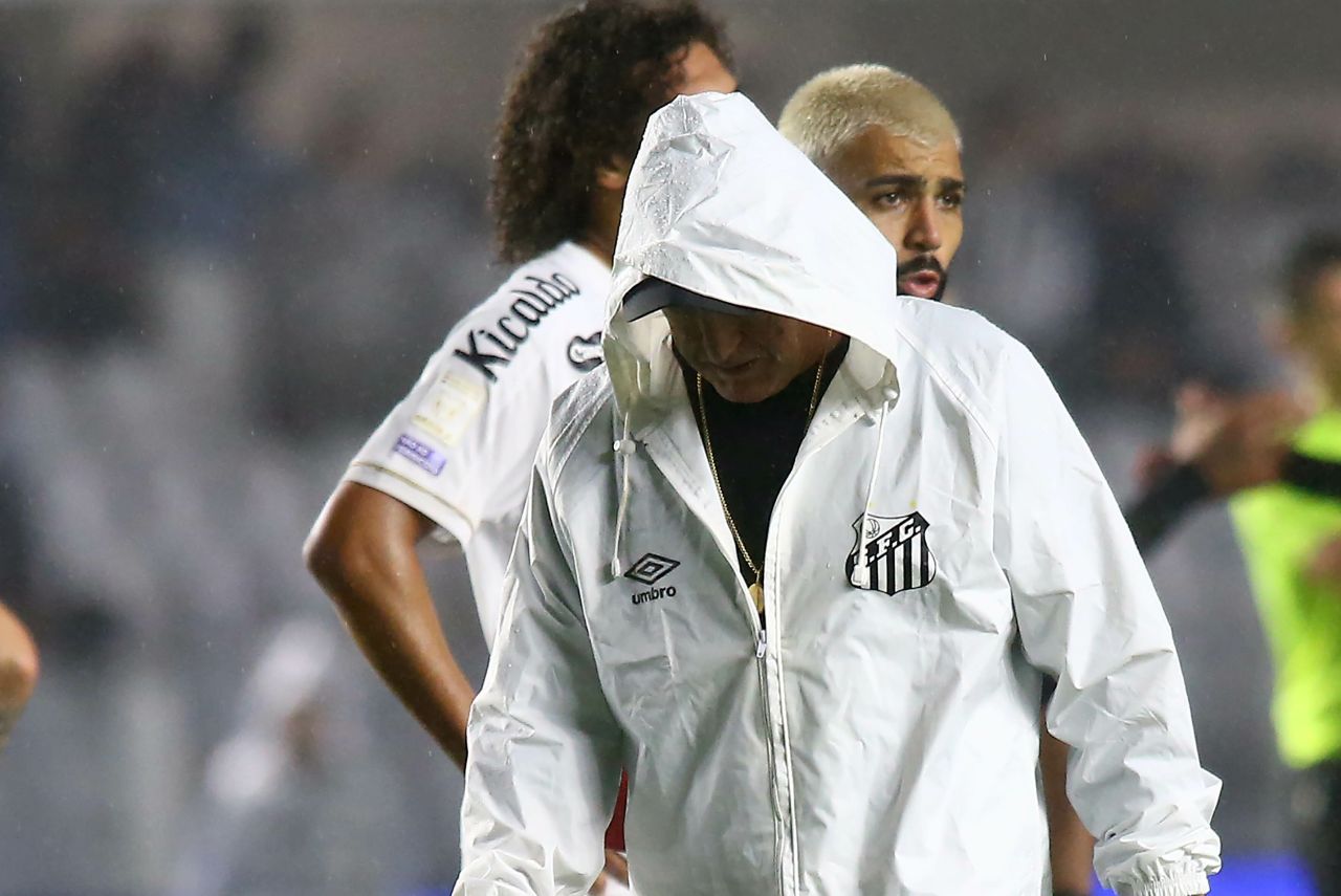 Cuca durante coletiva após derrota do Santos