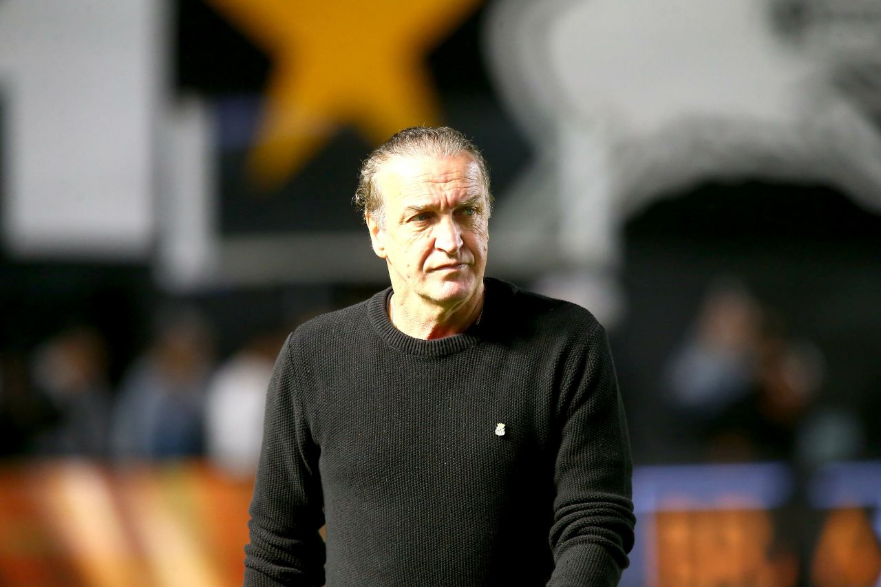 Cuca no banco do Santos durante a partida contra o Athletico-PR