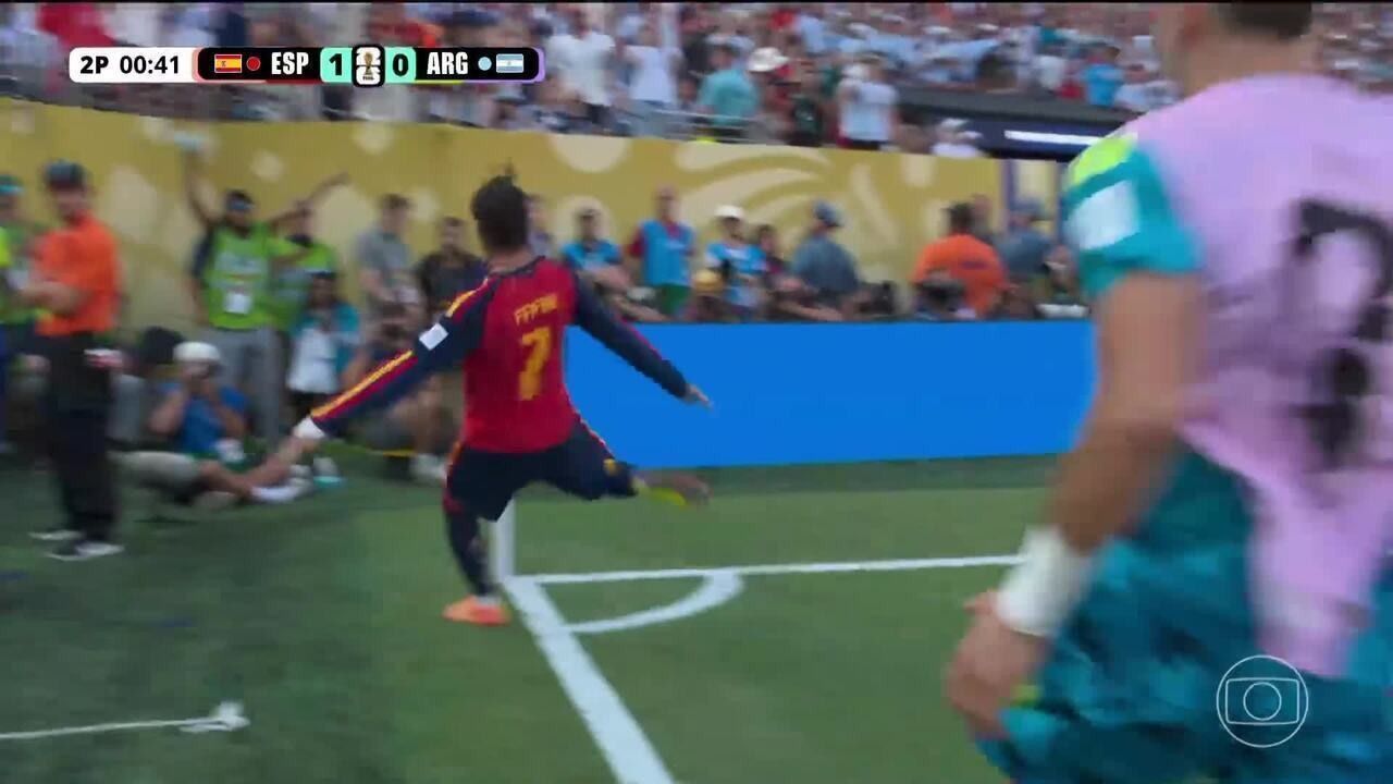 Cucurella enterrando moeda no gramado antes da final