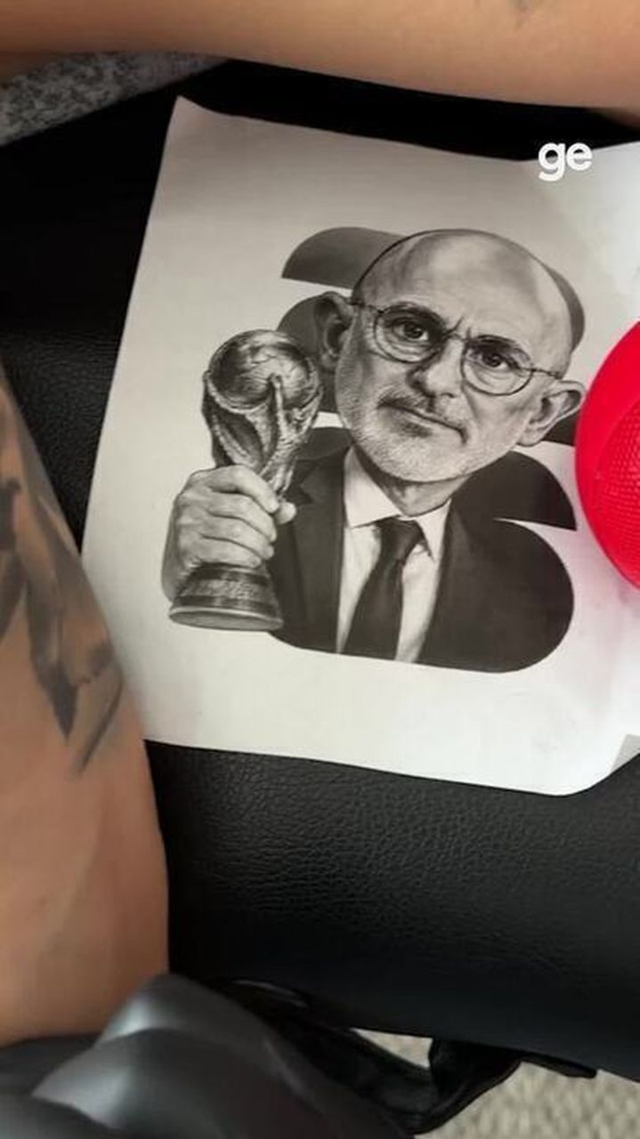Cucurella com tatuagem do tecnico no braco esquerdo