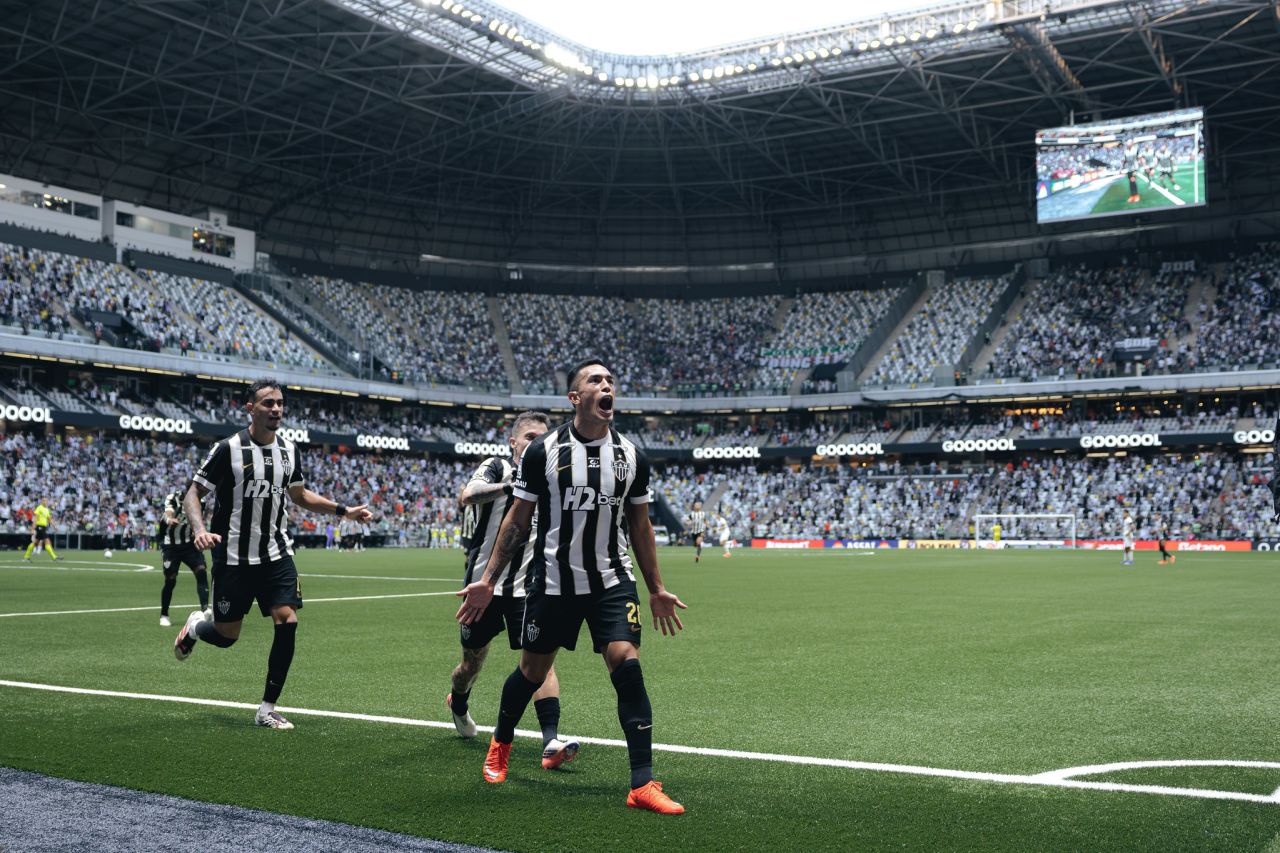 Cuello comemorando gol pelo Atlético-MG
