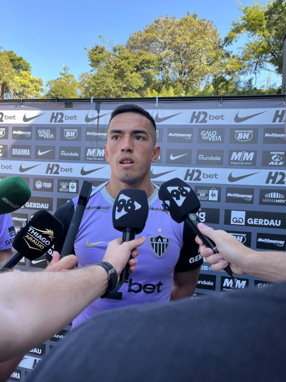 Atacante Cuello em entrevista na Cidade do Galo