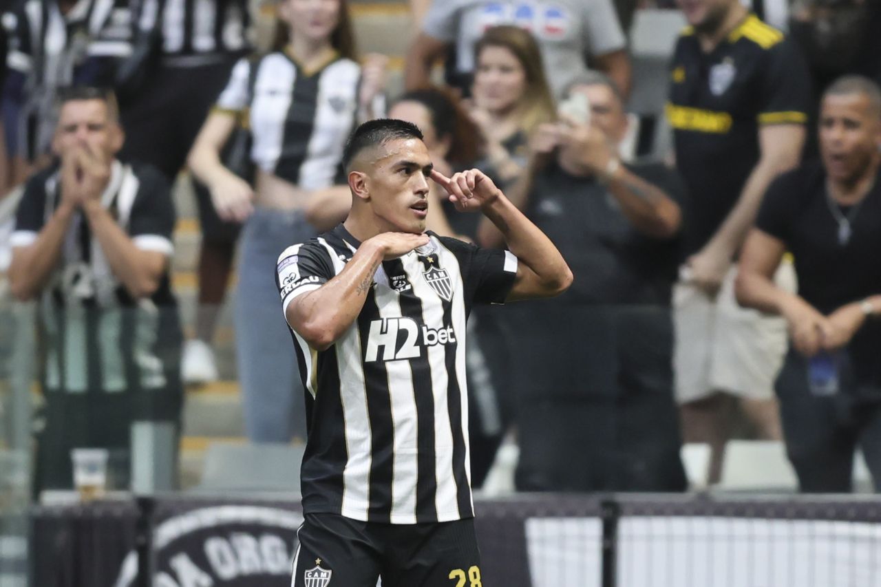 Cuello com a camisa do Atlético-MG durante partida