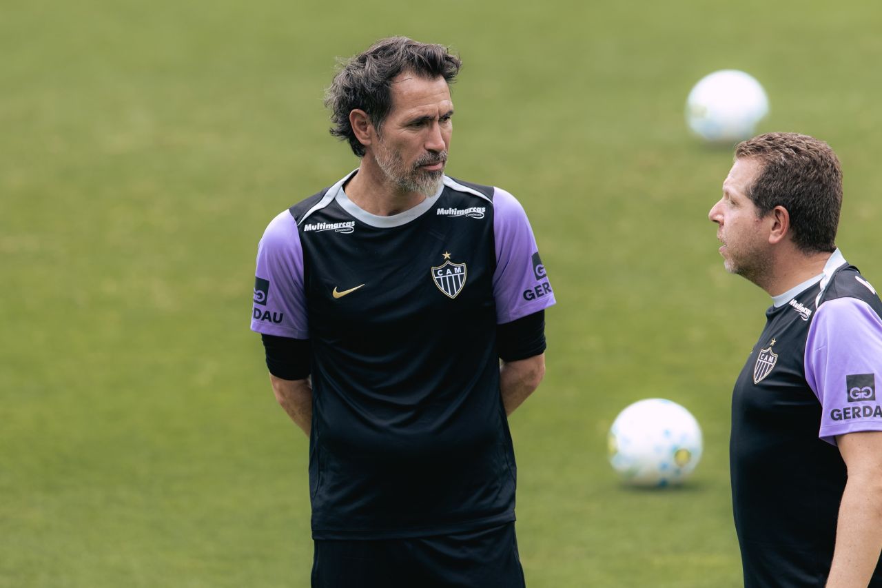 Cuello acompanha treino do Atlético-MG do lado de fora