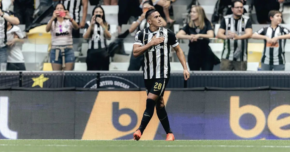 Cuello comemorando gol pelo Atlético