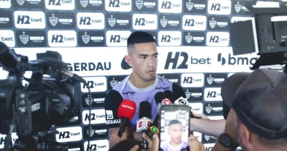 Cuello durante treino na Cidade do Galo
