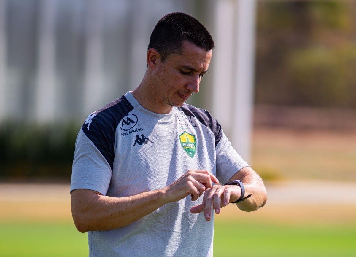 Eduardo Barros técnico do Cuiabá em jogo