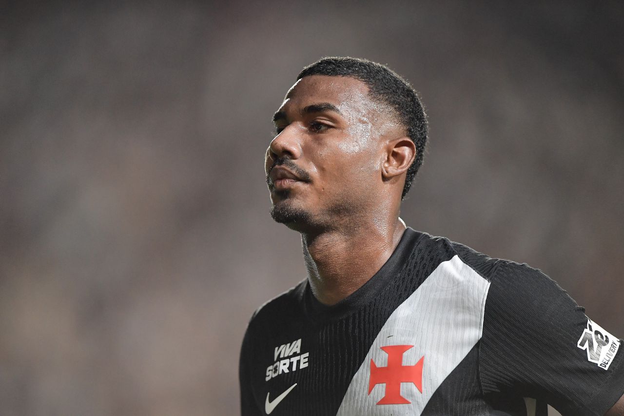 Cuiabano com a camisa do Vasco durante partida