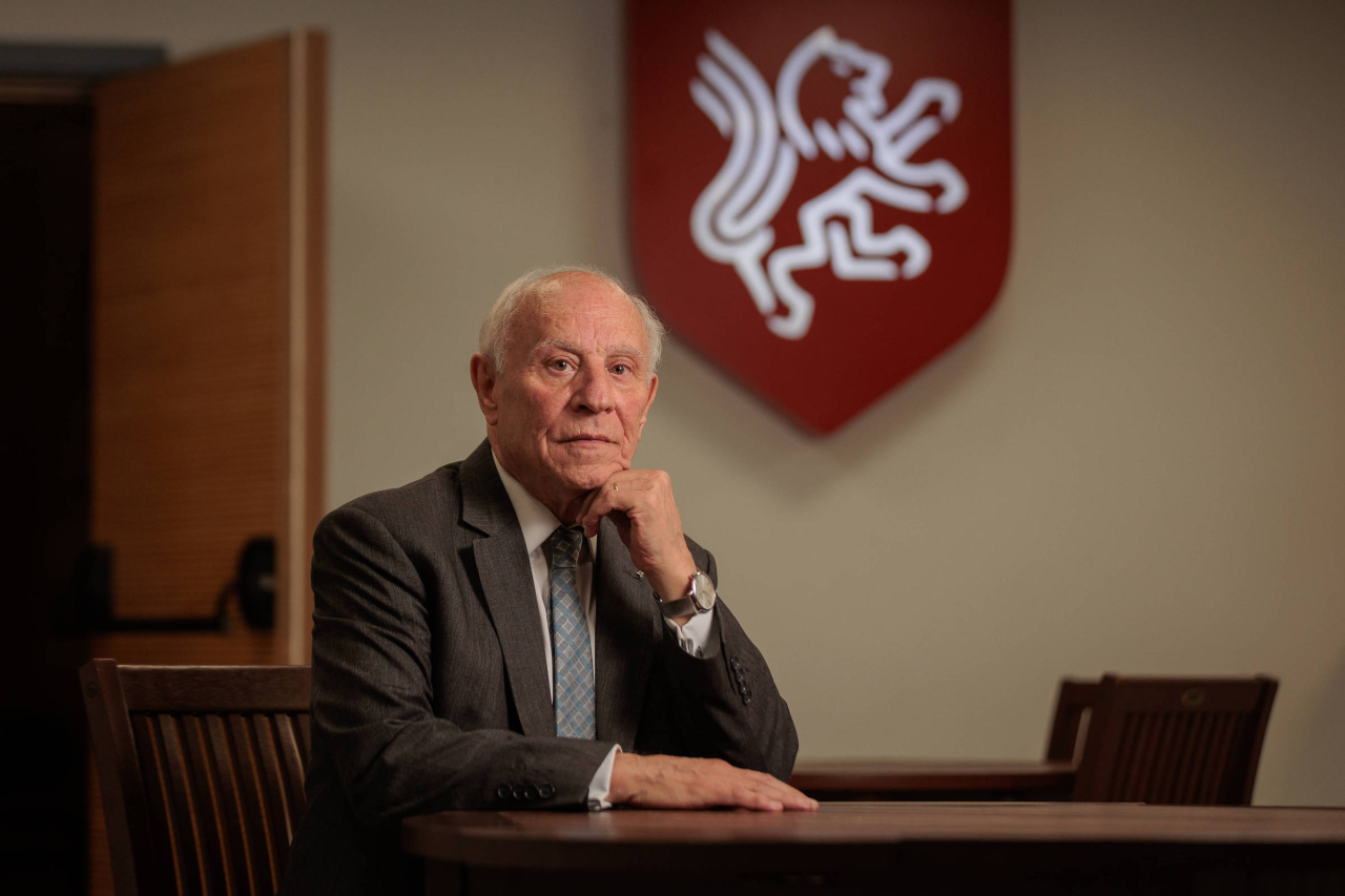 Sala de aula da Cultura Inglesa com alunos maduros