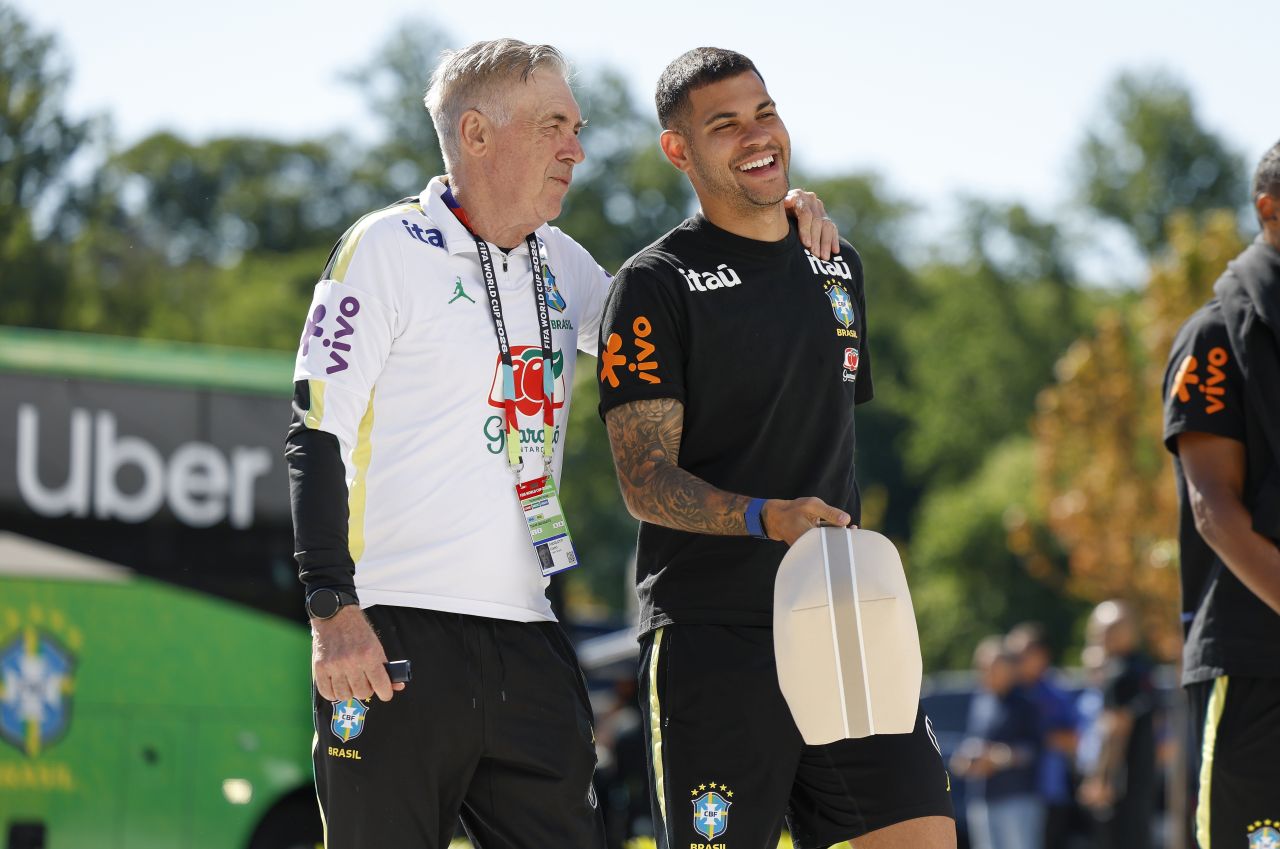 Treino da seleção brasileira em Nova Jersey com Ancelotti observando