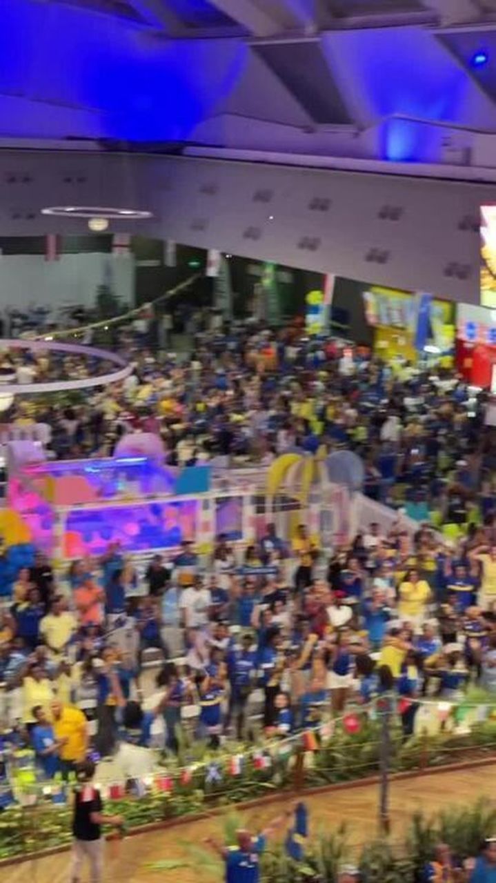 Torcida de Curaçao celebra empate em frente a telão