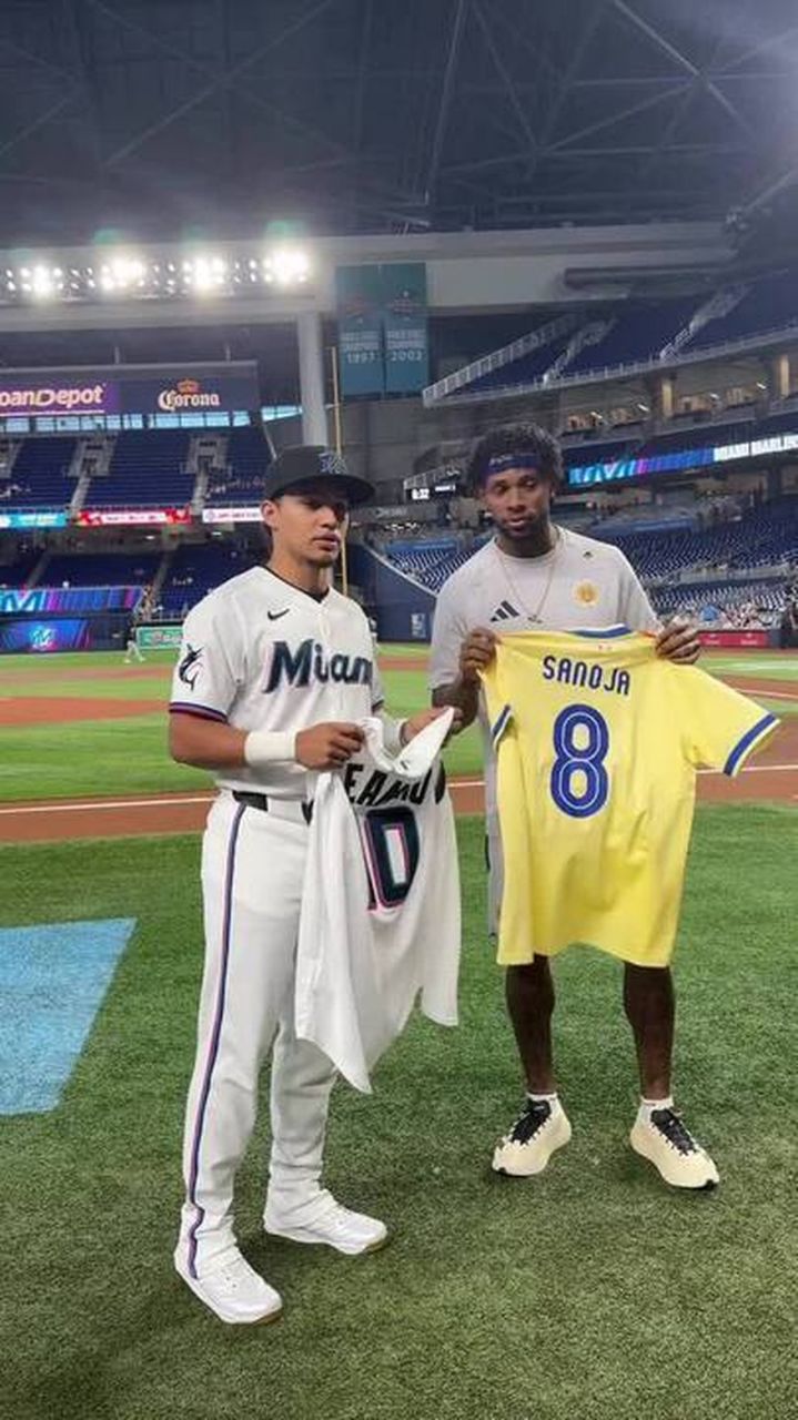 Jogadores de Curaçao no campo durante partida dos Miami Marlins