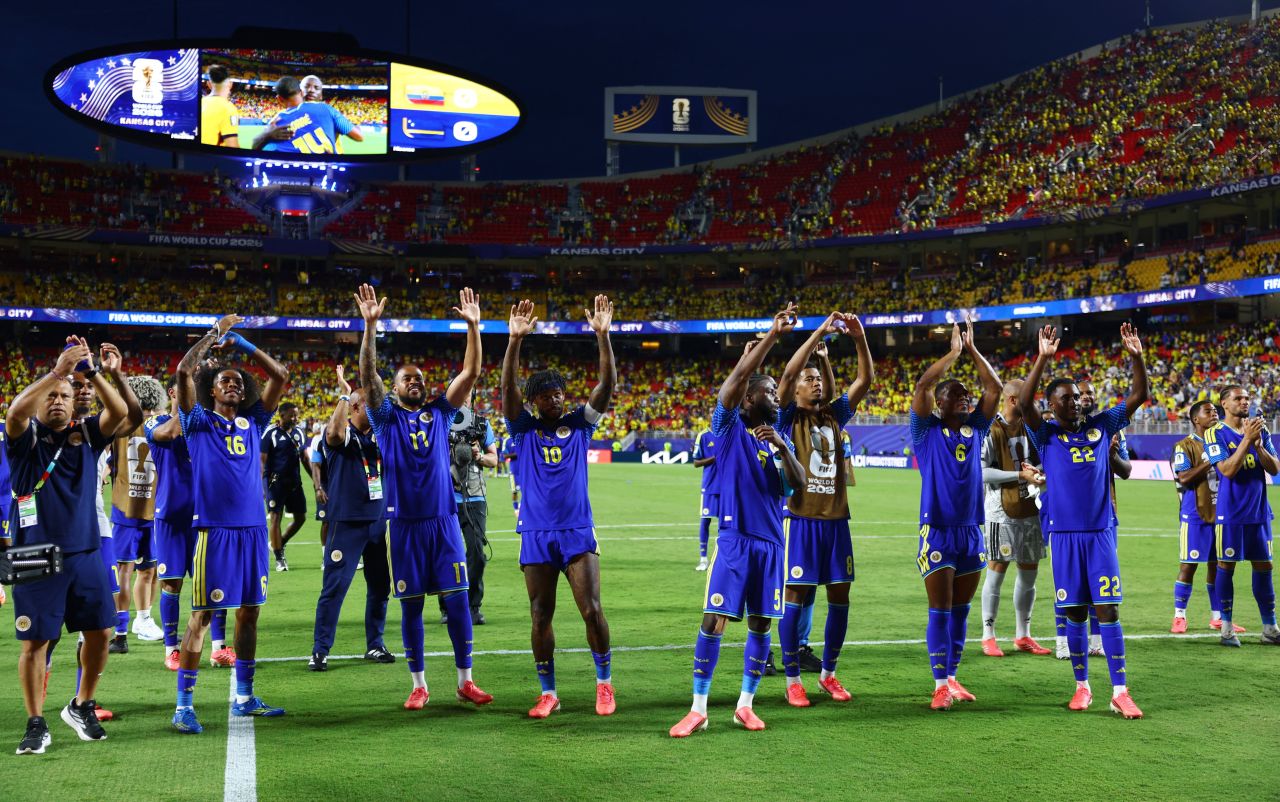 Jogadores de Curaçao comemoram empate contra o Equador