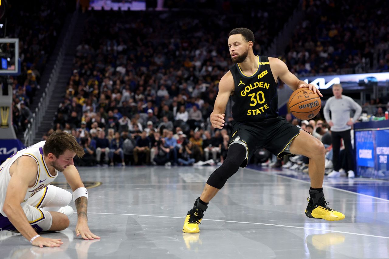 Stephen Curry atuando pelo Golden State Warriors