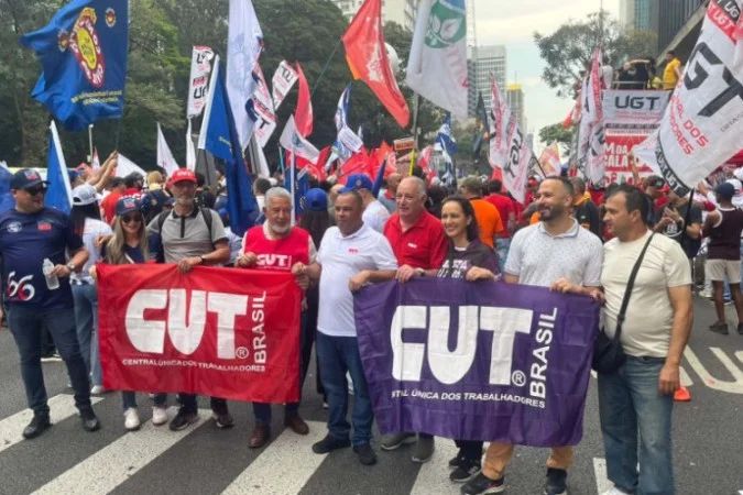 Manifestantes da CUT em protesto pela PEC que acaba com a escala 6x1