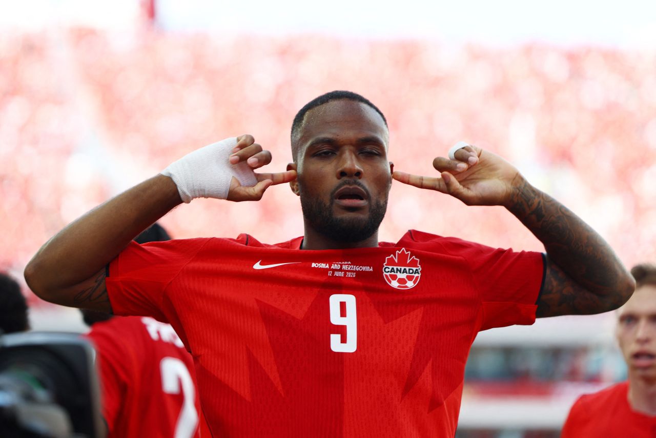 Cyle Larin comemorando gol pelo Canadá